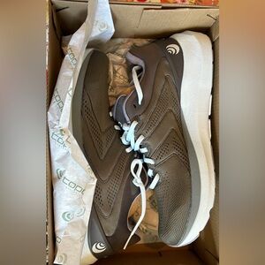 TOPO Athletic Runners- size 9.5- never worn!